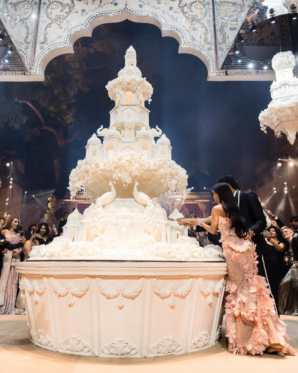 Bastien Blanc-Tailleur made five cakes for the marriage ceremony of Netra Mantena and Vamsi Gadiraju. Photo: Instagram/thejoee