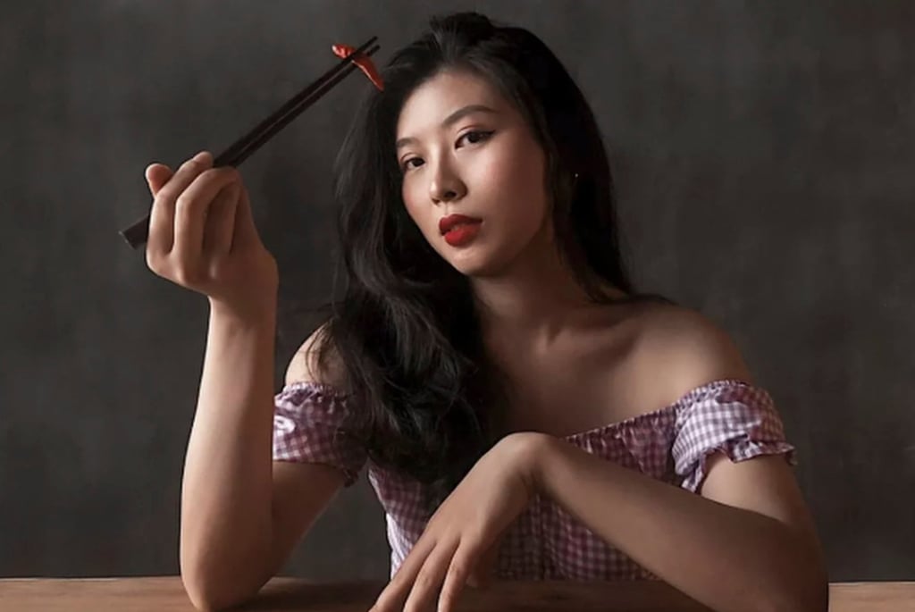 A woman holds a chilli pepper with chopsticks. Once the ingredient was thought to boost female sexual desire. Photo: QQ.com