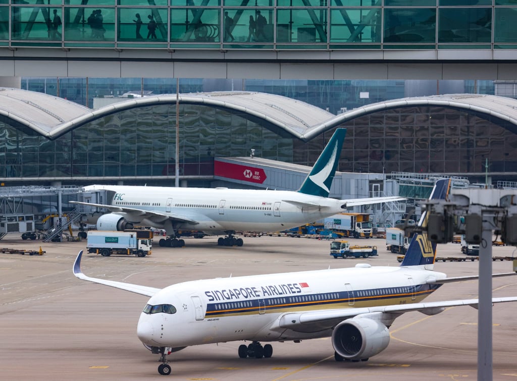 A Singapore Airlines plane taxies past a Cathay Pacific jet at Hong Kong International Airport in Chek Lap Kok. Photo: Jelly Tse