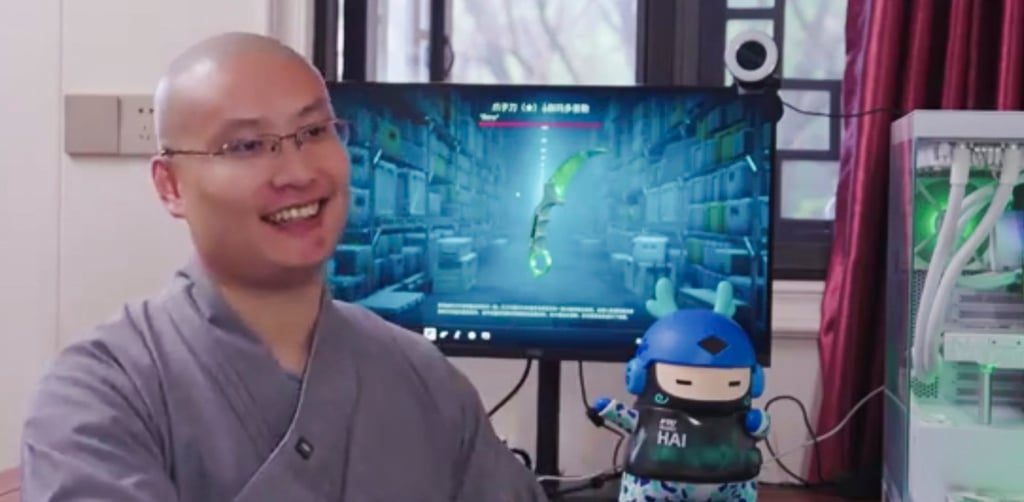 A smiling Huayan smiles as he is interviewed about the unusual passion in his life. Photo: Baidu