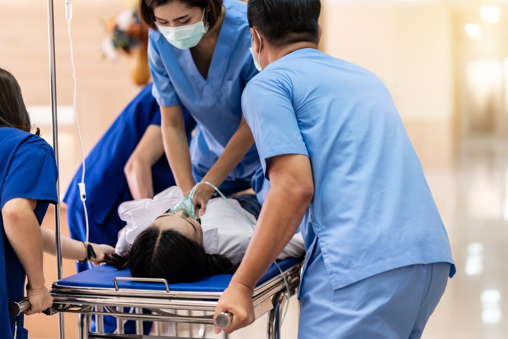 A medical team performs cardiopulmonary resuscitation on a patient. Photo: Getty Images