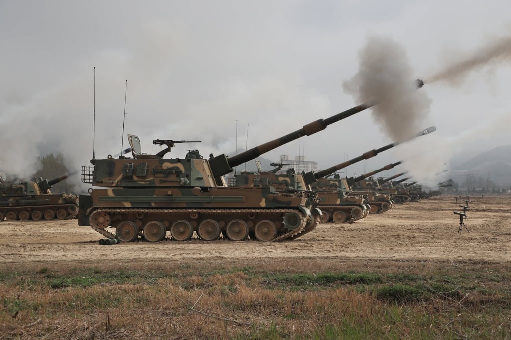 K-9 howitzers fire shells in a drill at a firing range in Cheorwon, South Korea. Self-propelled howitzers are deemed highly efficient in mountainous terrain because they can be fired at steep, high-angle trajectories. Photo: EPA-EFE