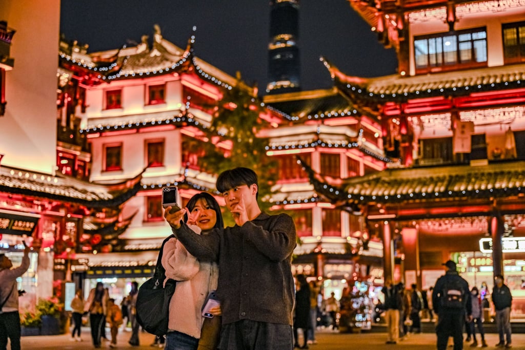 Tourists from South Korea visit the Yuyuan Garden Mall in Shanghai, a city whose cosmopolitan vibe and shopping appeal to many visitors. Photo: Xinhua