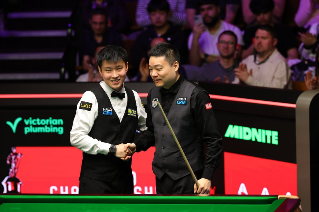 Zhao Xintong (left) beat his idol Ding Junhui 13-9 in the second round. Photo: Xinhua
