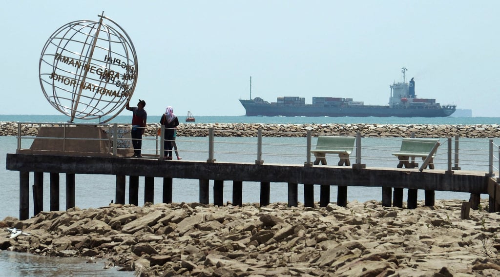 A container ship enters the Singapore Strait from the Strait of Malacca. Photo: Reuters