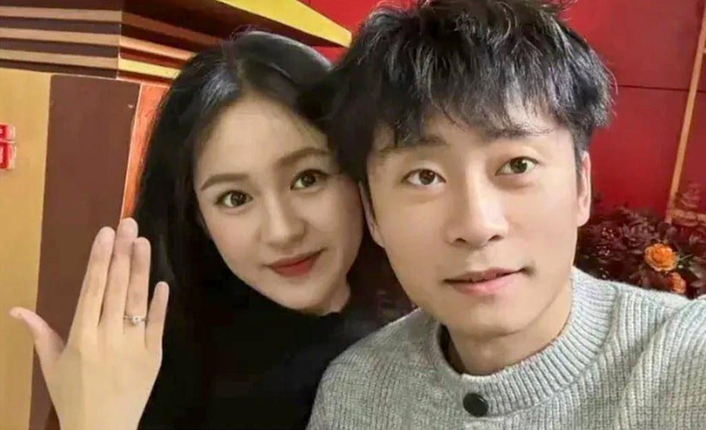 Wang Ranran shows off her engagement ring while beside her husband-to-be, Zhang Xirui. Photo: Baidu