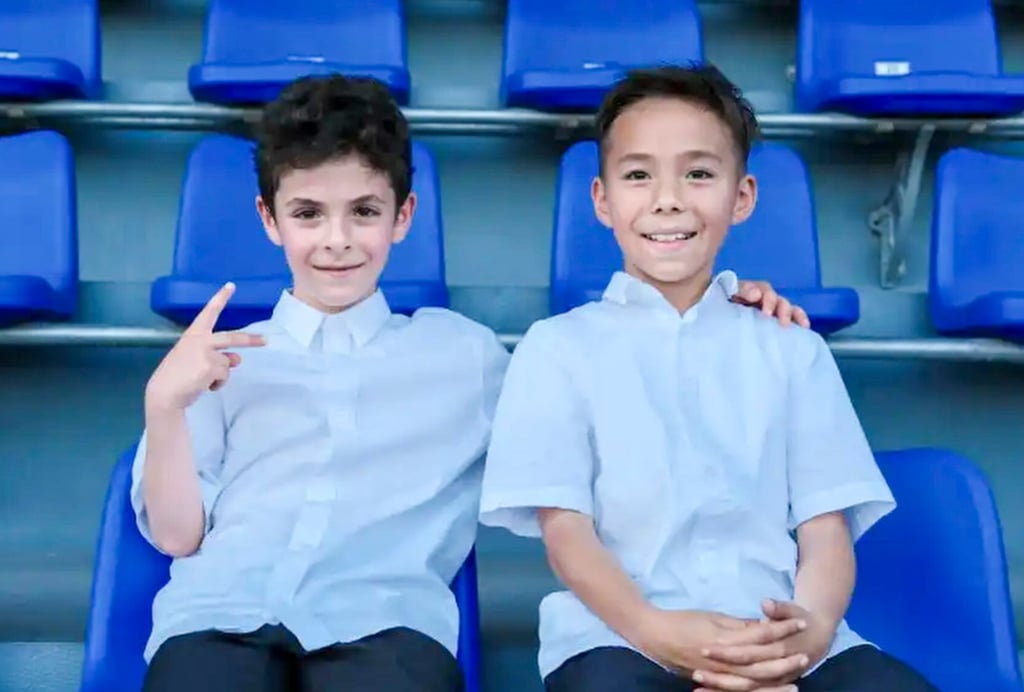 Radin, left, is finally reunited with one of his best school friends. Photo: Baidu