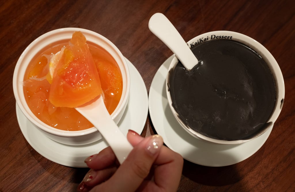 Stewed papaya with snow fungus (left) and black sesame soup (right) served at Kai Kai Dessert. Photo: Alexander Mak