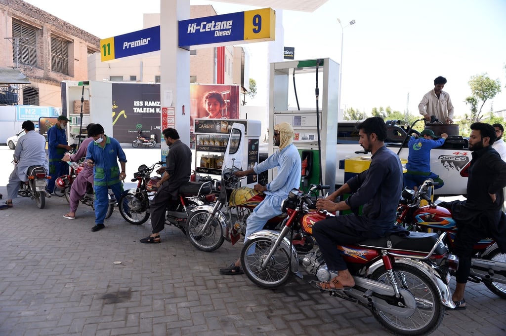 People line up to refuel at a petrol station in Peshawar, Pakistan, on April 25. Photo: EPA