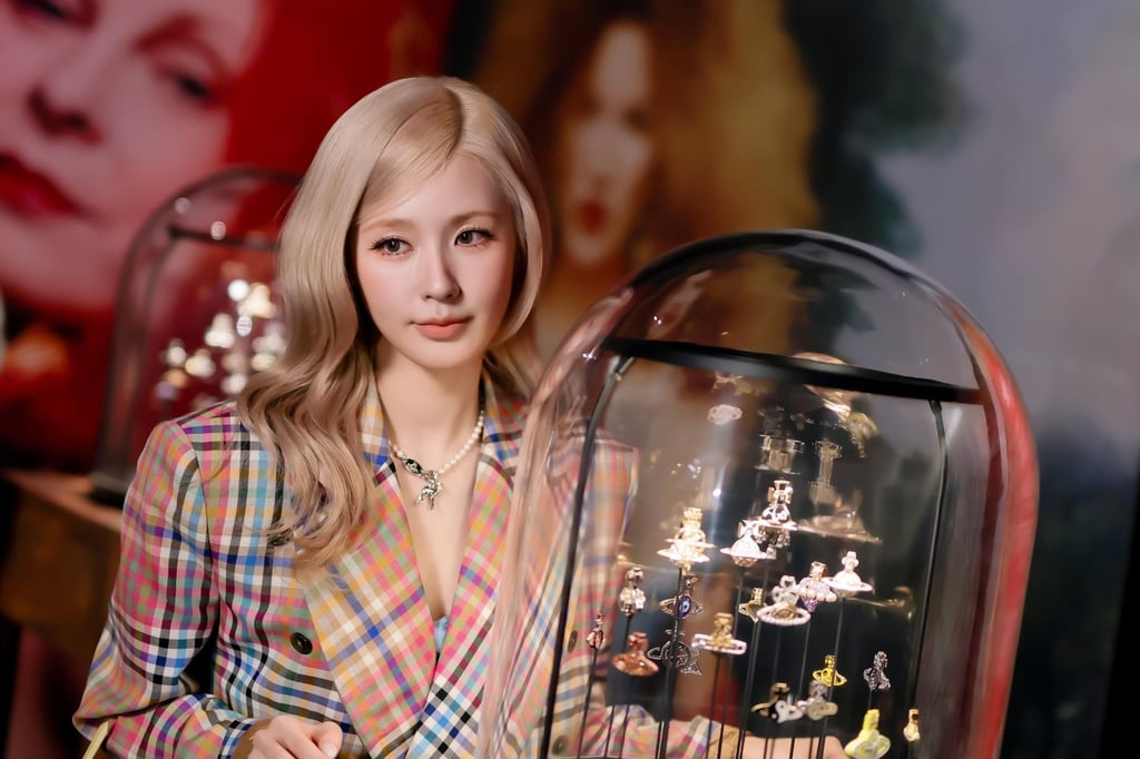 Miyeon of I-dle checks out the ‘Vivienne Westwood & Jewellery’ exhibition in Macau’s Grand Lisboa Palace. Photo: Handout