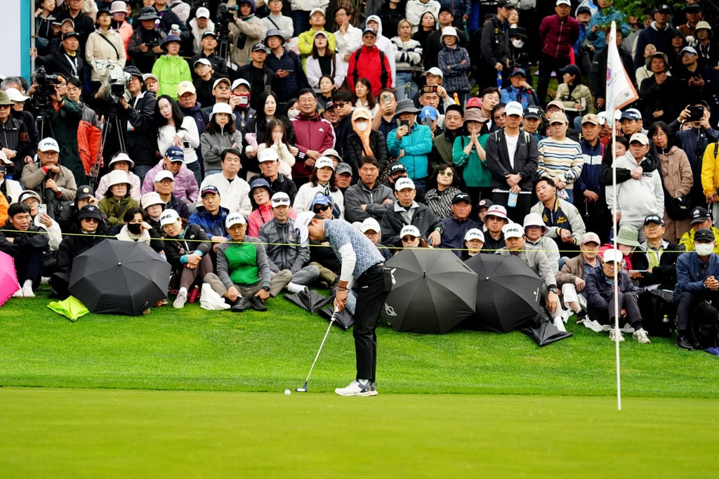 Song Min-hyuk makes the winning putt on the first extra hole of the GS Caltex Maekyung Open. Photo: KGA