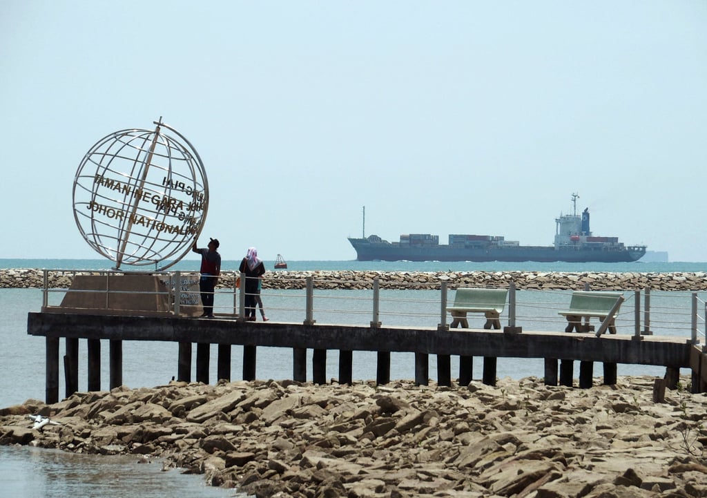A container ship enters the Singapore Strait from the Strait of Malacca of the coast of Johor. Photo: Reuters