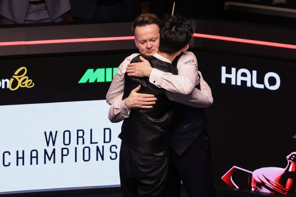 Wu Yize (front) and England's Shaun Murphy hugging at the end of their match. Photo: AFP