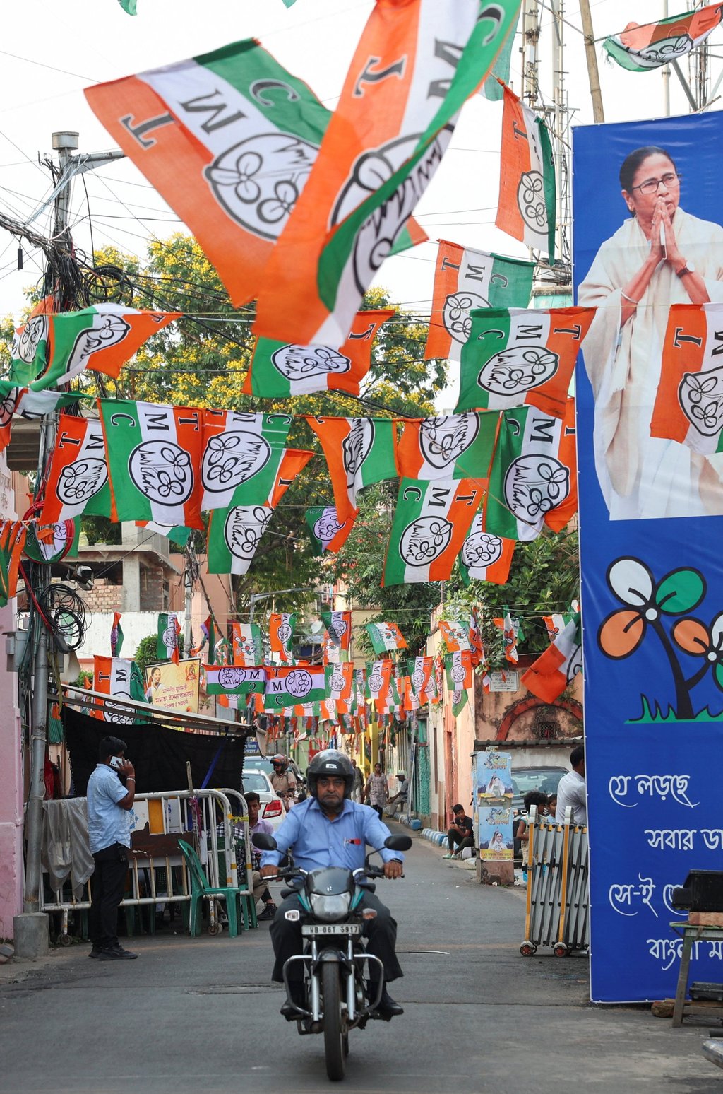 Traffic passes along a street decked out with Trinamool Congress flags in Kolkata, West Bengal, on Tuesday. Photo: Reuters