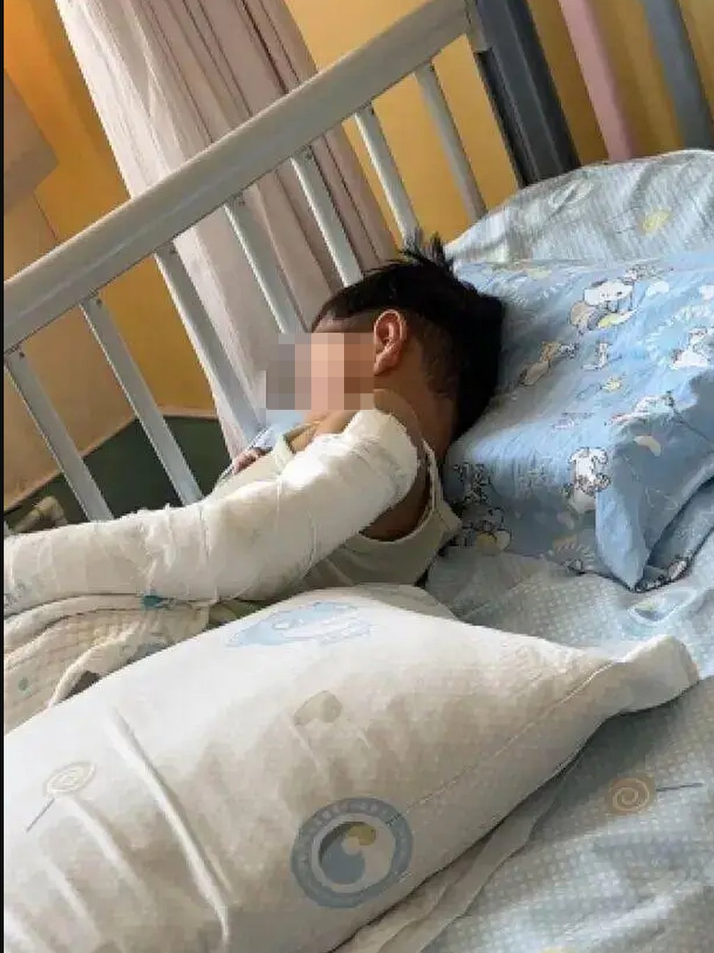 The youngster lies in his hospital bed. Doctors gave him a five per cent chance of survival. Photo: Sohu