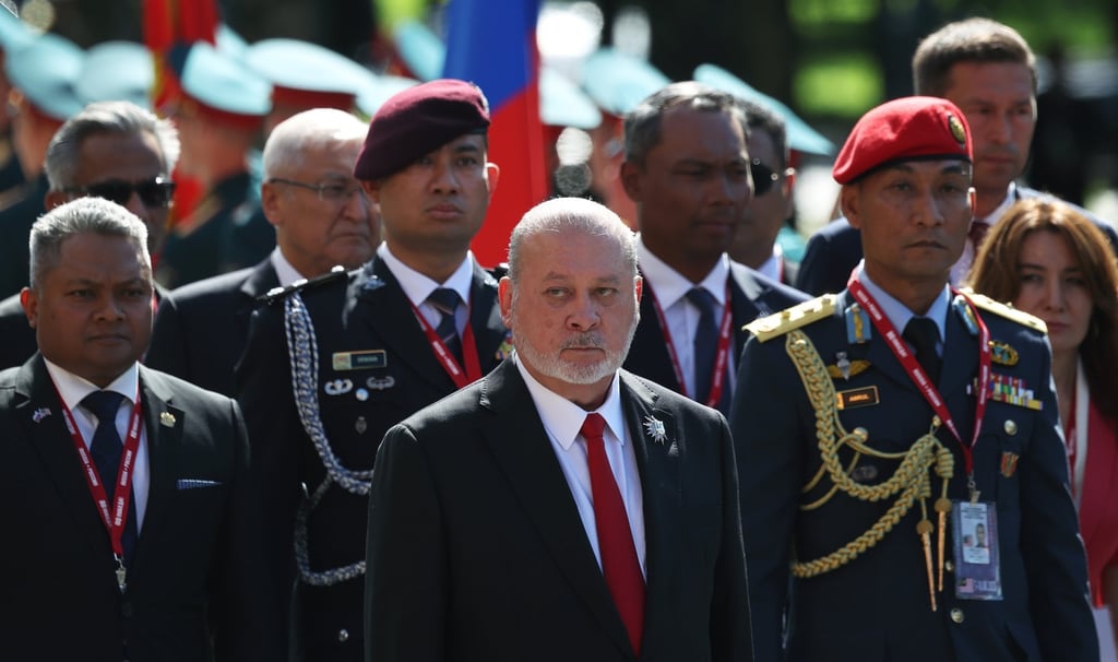 Malaysia’s king Sultan Ibrahim Sultan Iskandar (centre) takes part in a wreath-laying ceremony at the Tomb of the Unknown Soldier by the Kremlin Wall in Moscow on August 6, 2025. Photo: EPA