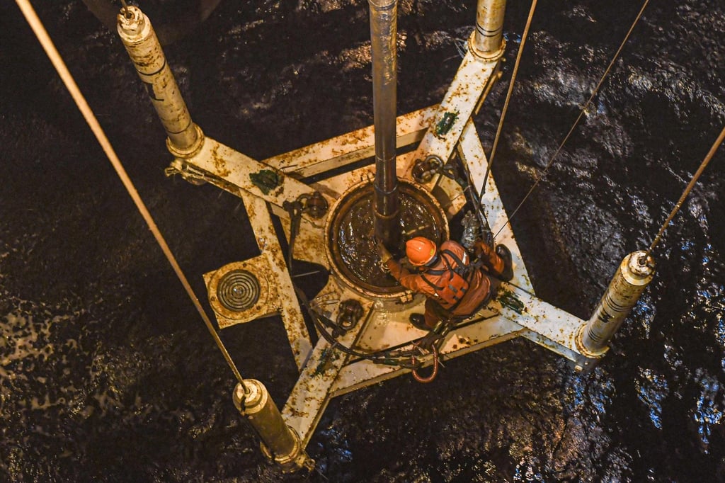 A worker checks a drill on the Kantan No 3 offshore oil platform in the northern waters of the South China Sea. Photo: Xinhua
