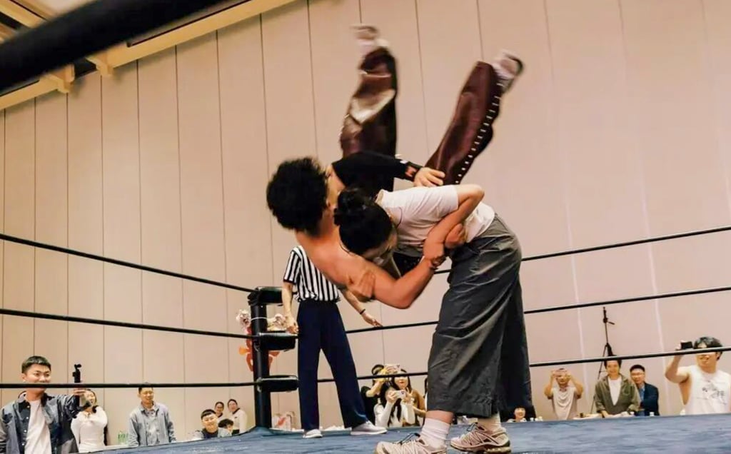 The blushing bride gets the better of her groom as she slams him onto the canvas. Photo: ettoday.net