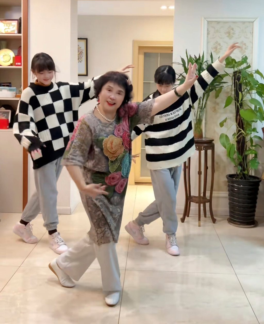 Sprightly Sheng enjoys a dance at home with her twin daughters. Photo: Douyin