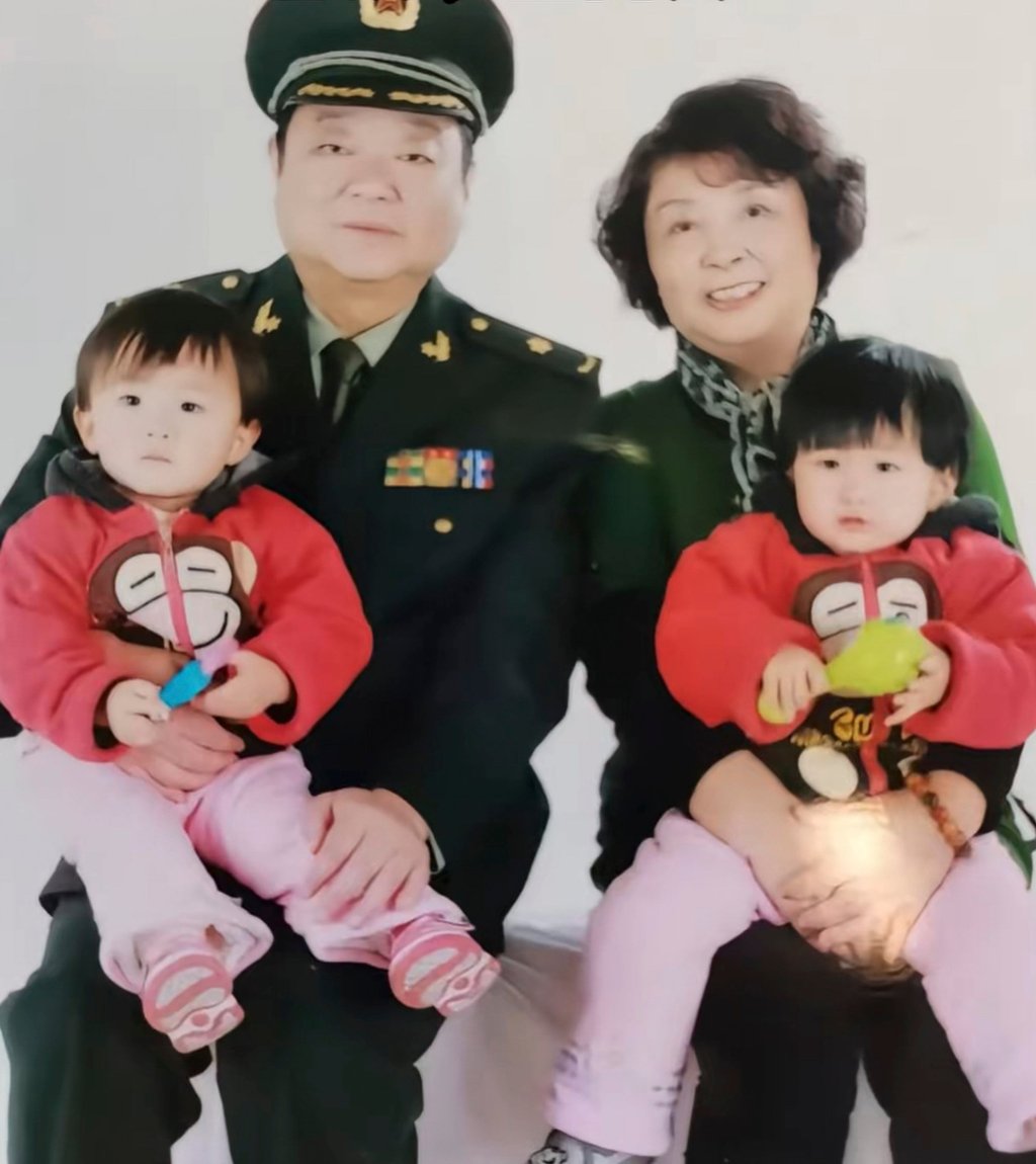 A family photograph of Sheng with the twins and their father. Photo: Douyin
