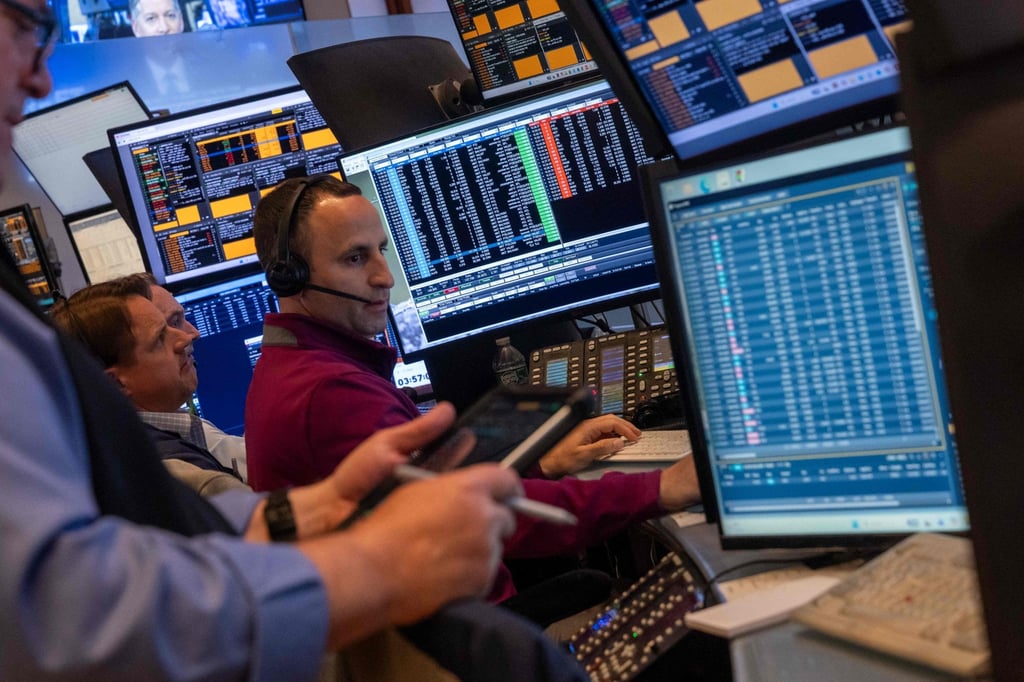 The Dow Jones briefly hit the 50,000 mark, closing up over 600 points on May 6, as a potential easing of the conflict in Iran lifted global stocks. Photo: Getty Images via AFP The Dow Jones briefly hit the 50,000 mark, closing up over 600 points on May 6, as a potential easing of the conflict in Iran lifted global stocks. Photo: Getty Images via AFP