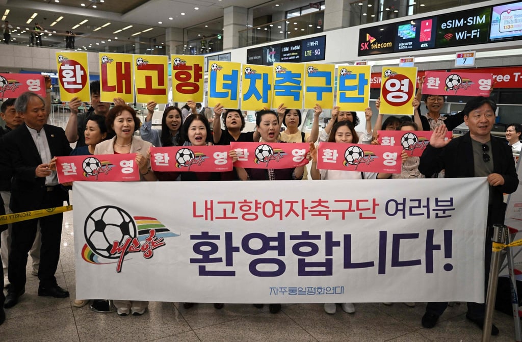 South Korean activists hold banners welcoming North Korea’s Naegohyang Women’s FC at Incheon International Airport in Incheon on Sunday. Photo: AFP