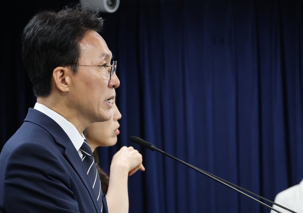 South Korean Prime Minister Kim Min-seok holds a press conference in Seoul on Sunday on the labour dispute. Photo: Yonhap/EPA