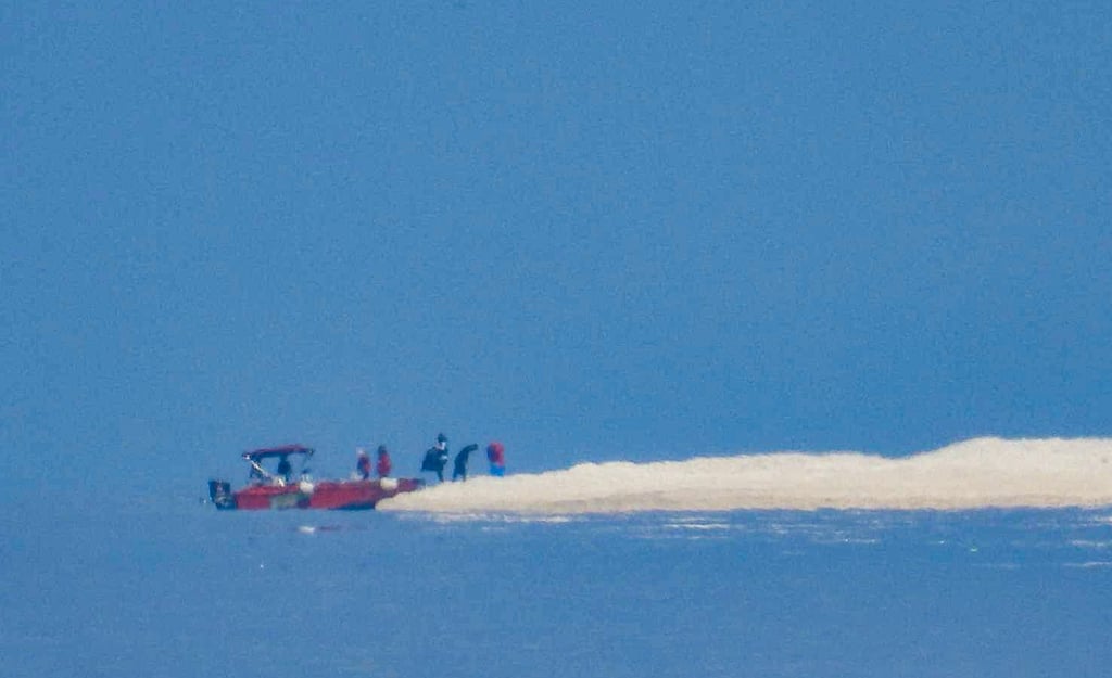Researchers were seen landing on the island. Photo: Photo: X/ jaytaryela Researchers were seen landing on the island. Photo: Photo: X/ jaytaryela