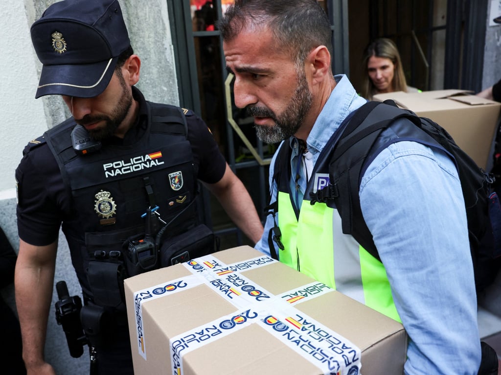 Police officers carry boxes from the office of former Spanish prime minister Jose Luis Rodriguez Zapatero in Madrid on Tuesday. Photo: Reuters Police officers carry boxes from the office of former Spanish prime minister Jose Luis Rodriguez Zapatero in Madrid on Tuesday. Photo: Reuters
