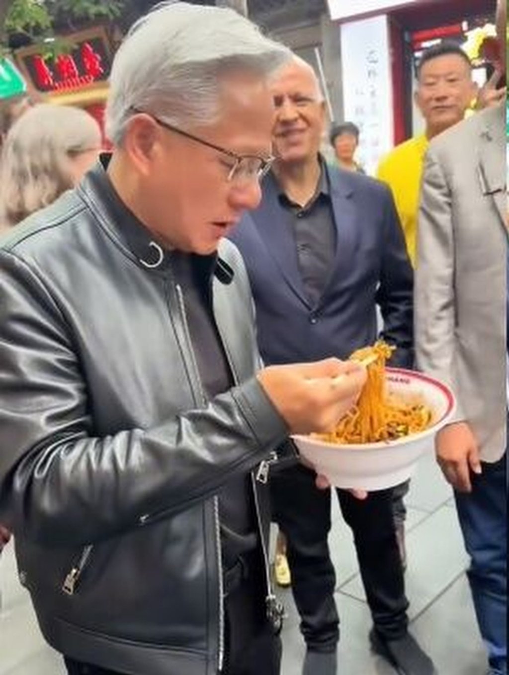 Nvidia CEO Huang using his chopsticks to gather up a mouthful of the shop’s signature dish. Photo: Weibo