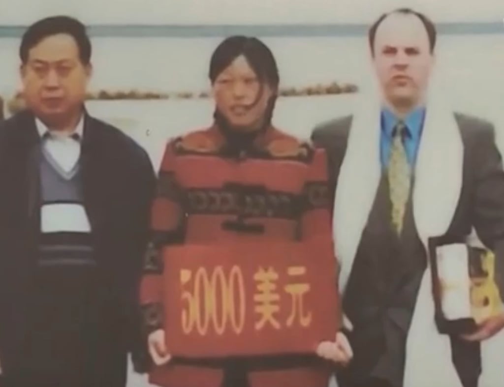 American Ronald Sakolsky, right, pictured with farmer Yin Yuzhen, centre, when he donated the US$5,000. Photo: Sina American Ronald Sakolsky, right, pictured with farmer Yin Yuzhen, centre, when he donated the US$5,000. Photo: Sina