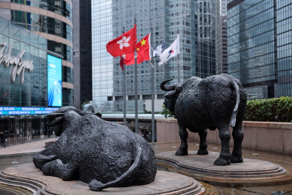 Bull statues near screens showing the Hang Seng stock index and stock prices outside Exchange Square in Hong Kong, February 3, 2026. Photo: Reuters