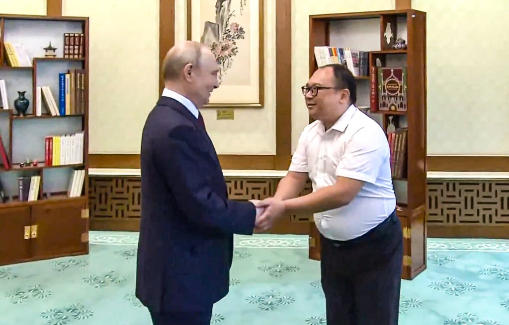 Russian President Vladimir Putin meets Peng Pai, 26 years after they were photographed together in a chance encounter in Beijing’s Beihai Park. Photo: RT Russian President Vladimir Putin meets Peng Pai, 26 years after they were photographed together in a chance encounter in Beijing’s Beihai Park. Photo: RT