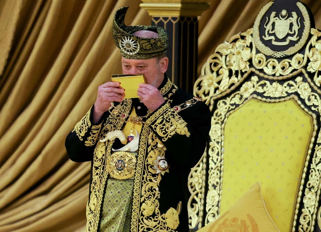 Sultan Ibrahim Iskandar kisses a copy of the Quran during his coronation in Kuala Lumpur on July 20, 2024. Photo: AFP