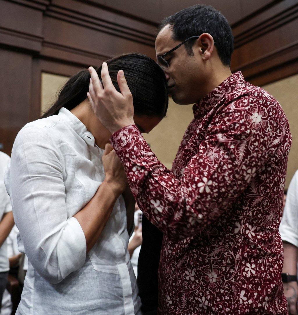Nadiem Makarim kisses his wife, Franka Franklin, before the start of a hearing over alleged corruption on May 13. Photo: Reuters