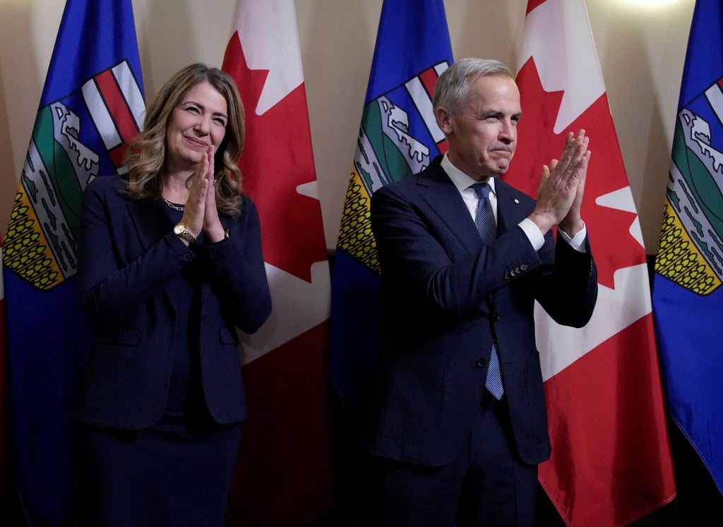 Canadian Prime Minister Mark Carney and Alberta Premier Danielle Smith acknowledge the crowd before signing an energy deal in Calgary, Alberta, May 15. Photo: Reuters