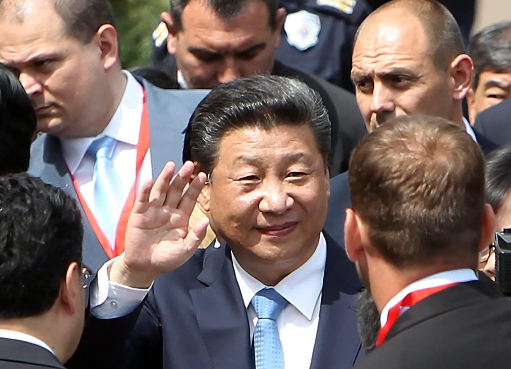 Chinese President Xi Jinping greets workers and citizens in Smederevo, Serbia, during a tour of the steel mill on June 19, 2016. Photo: EPA