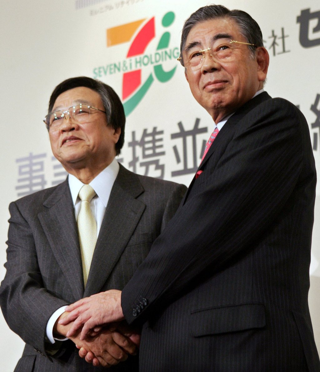 Toshifumi Suzuki (right) shakes hands with Millennium Retailing’s then president Shigeaki Wada at a news conference in Tokyo on December 26, 2005. Photo: Reuters Toshifumi Suzuki (right) shakes hands with Millennium Retailing’s then president Shigeaki Wada at a news conference in Tokyo on December 26, 2005. Photo: Reuters