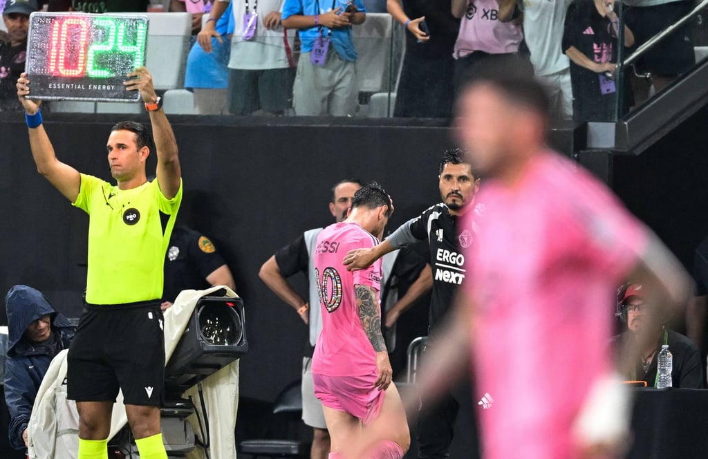 Lionel Messi leaves the field after suffering an apparent leg injury. Photo: AFP Lionel Messi leaves the field after suffering an apparent leg injury. Photo: AFP
