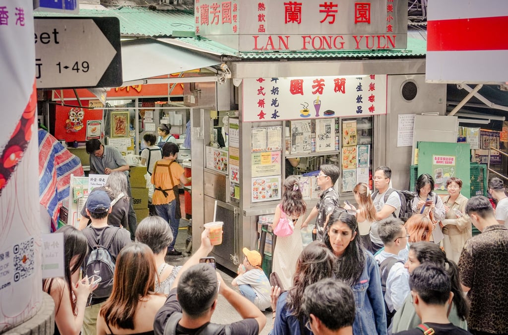 Tourists queue outside the Lan Fong Yuen cha chaan teng in Hong Kong’s Central district. Photo: Elson Li Tourists queue outside the Lan Fong Yuen cha chaan teng in Hong Kong’s Central district. Photo: Elson Li