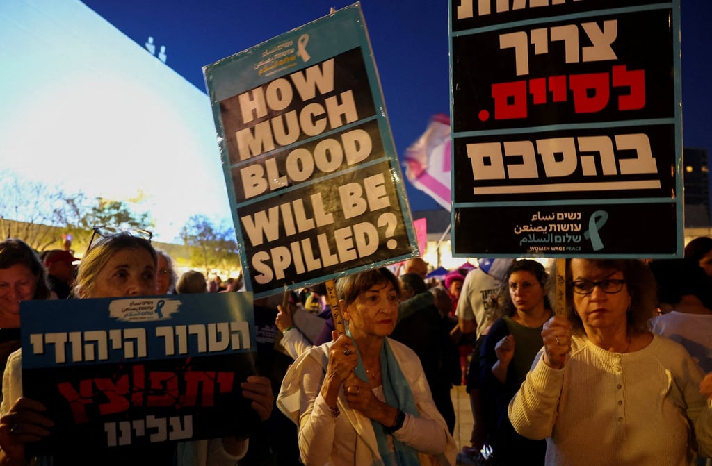Israelis take part in a protest against Prime Minister Benjamin Netanyahu and his government in Tel Aviv on April 25. Photo: Reuters Israelis take part in a protest against Prime Minister Benjamin Netanyahu and his government in Tel Aviv on April 25. Photo: Reuters