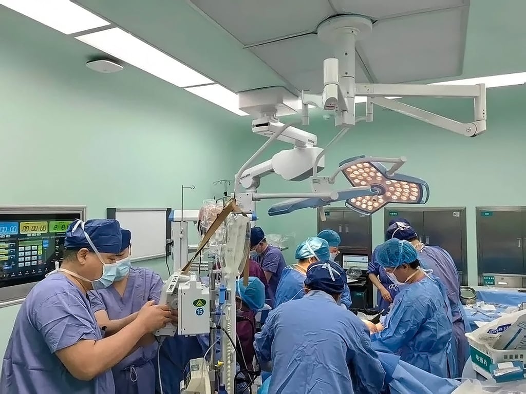 Surgeons, above, performing surgery on the woman who arrived at the hospital soaked in blood. Photo: Weixin Surgeons, above, performing surgery on the woman who arrived at the hospital soaked in blood. Photo: Weixin