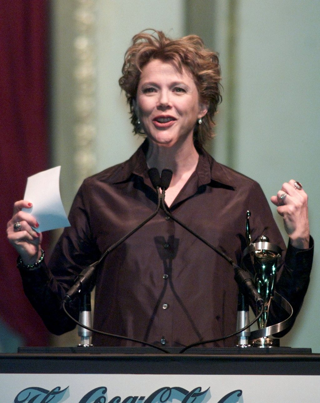 Annette Bening accepts the award for Female Star of the Year at the ShoWest Awards in Las Vegas, in 2000. Photo: Reuters Annette Bening accepts the award for Female Star of the Year at the ShoWest Awards in Las Vegas, in 2000. Photo: Reuters