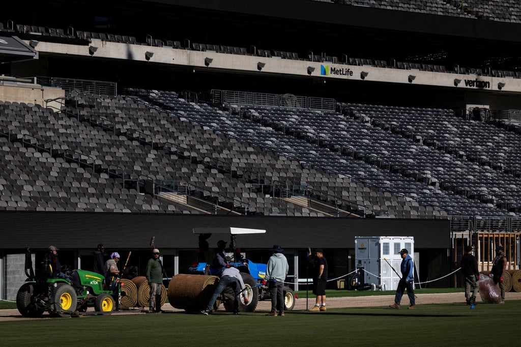 Workers install a new real-grass pitch at MetLife Stadium ahead of the 2026 FIFA World Cup. Photo: Reuters Workers install a new real-grass pitch at MetLife Stadium ahead of the 2026 FIFA World Cup. Photo: Reuters