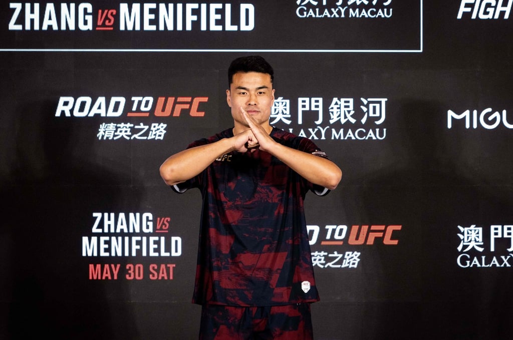 Chinese heavyweight Zhang Mingyang greets the public before a workout session. Photo: AFP