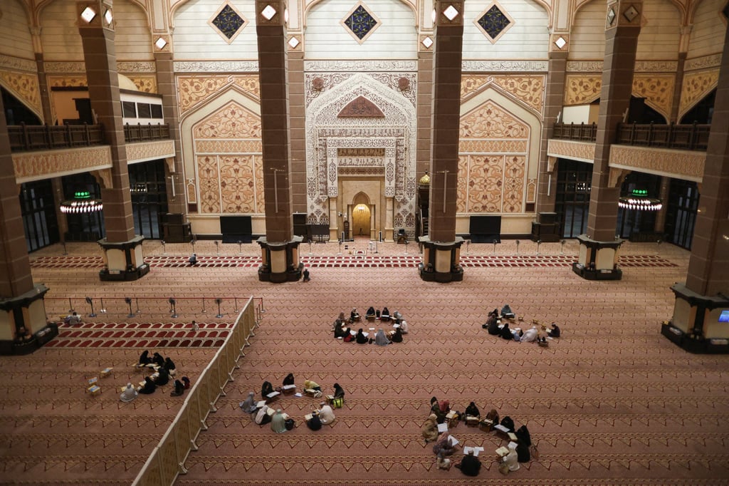 Muslims recite the Quran during the holy fasting month of Ramadan at Putra Mosque in Putrajaya, Malaysia, on February 18. Photo: Reuters