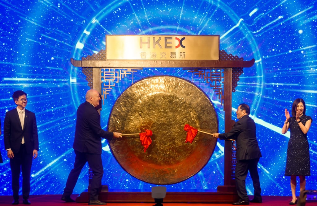 Striking the gong at the exchange’s 40th anniversary celebration are Cathay chairman Guy Bradley, left, and HKEX chairman Carlson Tong. With them are Cathay Group CEO Ronald Lam and HKEX CEO Bonnie Chan. Photo: Jonathan Wong