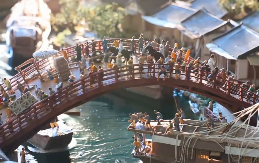 A boat sailing under a bridge packed with people shows the detail involved in Fan Sumu’s work. Photo: ctdsb.net A boat sailing under a bridge packed with people shows the detail involved in Fan Sumu’s work. Photo: ctdsb.net