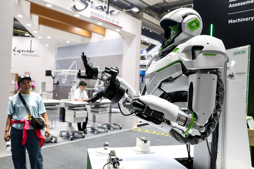 A logistics robot demonstrates object-handling capabilities at the HIWIN booth at Computex on Tuesday. Photo: AFP A logistics robot demonstrates object-handling capabilities at the HIWIN booth at Computex on Tuesday. Photo: AFP