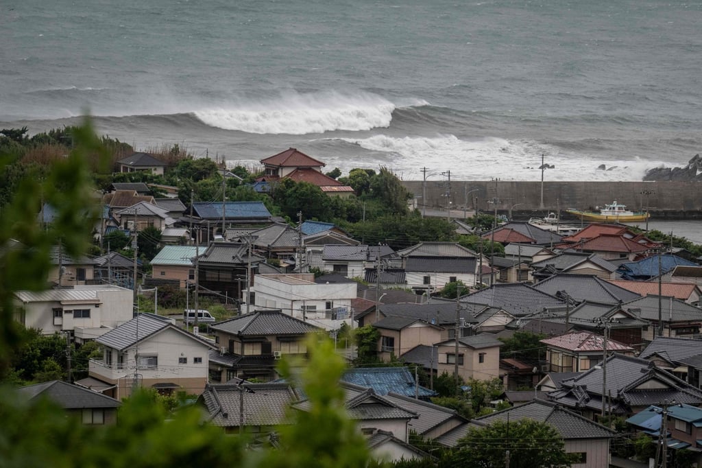 Waves hit the coastline as severe tropical storm Jangmi approaches in Tateyama, Chiba prefecture, on Wednesday. Photo: AFP Waves hit the coastline as severe tropical storm Jangmi approaches in Tateyama, Chiba prefecture, on Wednesday. Photo: AFP